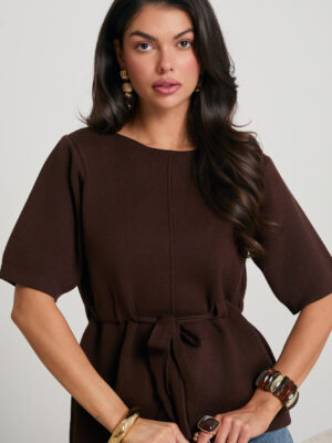 SWETER Z MODELUJĄCYM WIĄZANIEM CZEKOLADOWY